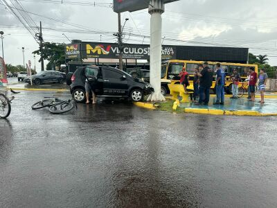 Imagem da notícia Carro bate em outdoor após colisão com caminhonete em cruzamento de Costa Rica; três ficam feridos